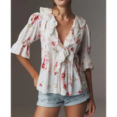 Blouse à pois suisses et volants, ornée de volants.
