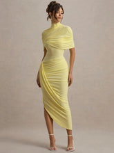 Robe moulante froncée à col roulé et manches courtes