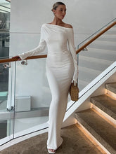 Robe maxi blanche à col asymétrique et manches longues