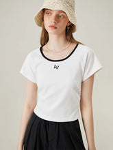 T-shirt raglan à broderie papillon