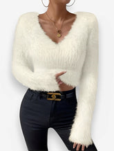 Pull court slim en peluche à col en V