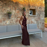 Robe longue dos nu froncée à col asymétrique