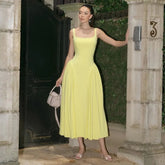 Robe de bal jaune à col carré, bretelles et plis ajustés