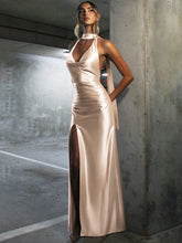 Robe longue dos nu à décolleté plongeant et fente en V ornée d'un ruban