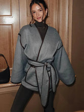 Manteau en laine ample à ceinture contrastée