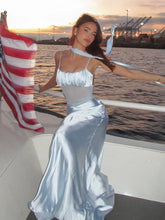 Robe longue fendue à col halter et lacets décolleté plongeant