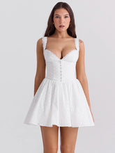 Robe moulante brodée à ceinture et col en V