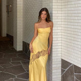 Robe midi satinée à fines bretelles et décolleté plongeant