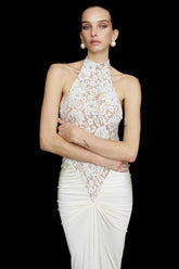 Robe de soirée moulante à dos nu et empiècements en dentelle taille haute