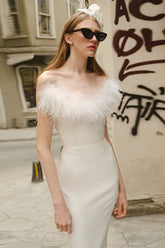 Robe de soirée moulante à décolleté plongeant en plumes d'autruche