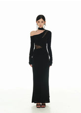 Robe de soirée longue noire à encolure asymétrique et empiècements en dentelle