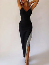 Robe nuisette noire fendue jusqu'à la cuisse