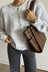 Cardigan en laine grise à boutons, style rétro doux et polyvalent, avec boutons.