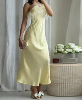 Robe midi jaune satinée sans bretelles à plumes