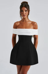 Robe courte sophistiquée avec un nœud décoratif
