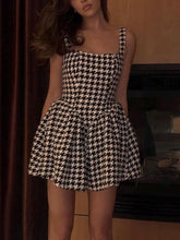 Robe moulante dos nu à volants