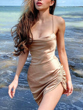 Robe en satin avec dos ajouré