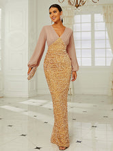Robe de soirée sirène à col V et manches longues ornée de sequins, style mariage, élégante et tendance.