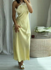 Robe midi jaune satinée sans bretelles à plumes
