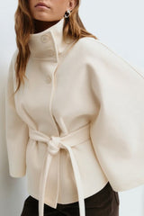 Trench-coat uni à col montant, boutonné à la taille et ceinture nouée