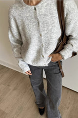 Cardigan en laine grise à boutons, style rétro doux et polyvalent, avec boutons.