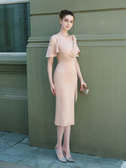 Robe de soirée courte et asymétrique à diamants.