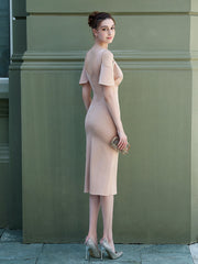 Robe de soirée courte et asymétrique à diamants.