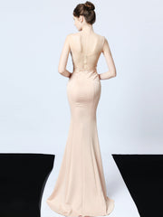 Robe de soirée longue ornée d'appliqués et de perles, faite à la main 