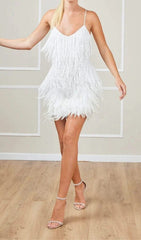 Robe courte blanche à franges et plumes 