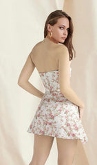 Robe courte imprimée de roses blanches 