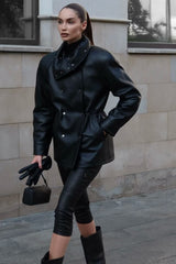 Manteau mi-long en similicuir noir à col montant et coupe ajustée