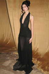 Robe de soirée sexy en tulle à décolleté en V et découpes, dos nu et liens sur le côté.