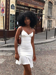 Robe courte unie à dos nu et volants, coutures dos nu, couleur licou 