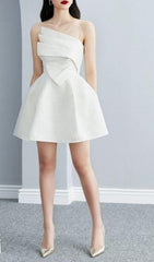 Robe courte blanche à bretelles