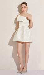 Robe courte blanche à bretelles