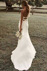 Robe de soirée légère en satin dos nu à bretelles fines