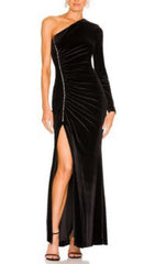 Robe longue noire à une épaule fendue sur fond de velours à motif diamant.