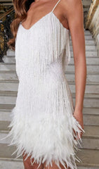 Robe courte blanche à franges et plumes 