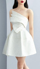 Robe courte blanche à bretelles