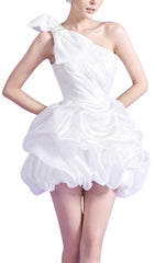 Robe courte blanche asymétrique à nœud papillon