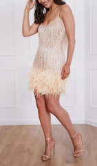 Robe courte beige à franges et plumes 