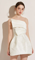 Robe courte blanche à bretelles