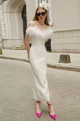 Robe de soirée moulante à décolleté plongeant en plumes d'autruche