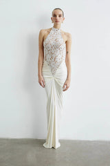 Robe de soirée moulante à dos nu et empiècements en dentelle taille haute