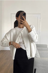 Cardigan en laine grise à boutons, style rétro doux et polyvalent, avec boutons.