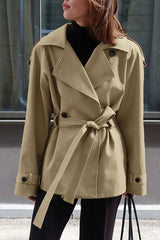 Trench-coat chic de créateur, col cranté ample et ceinture à nouer