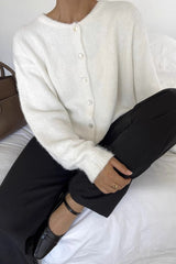 Cardigan en laine grise à boutons, style rétro doux et polyvalent, avec boutons.