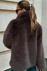 Manteau mi-long duveteux en fausse fourrure de renard marron à large col