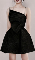 Robe courte à bretelles noires