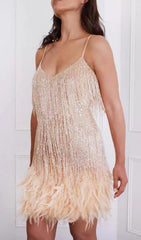Robe courte beige à franges et plumes 
